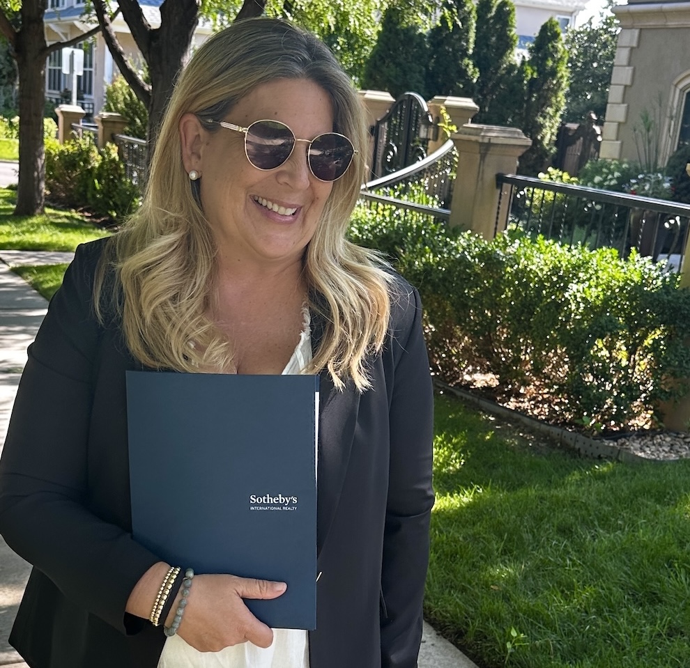 Jennifer Dechtman with Buyer's Guide - Denver Real Estate Expert helping homebuyers